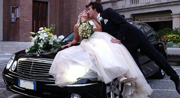 mujer contratando un taxi para su boda